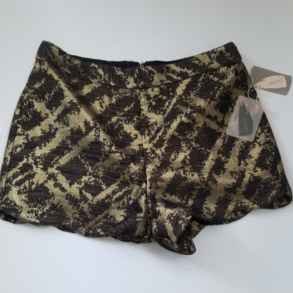 {NWT} Forever 21 Scalloped Hemline Shorts